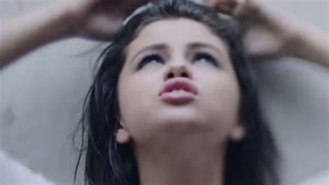 Selena Gomez shows off her nude side boob in the video clip below from the new Hulu series “Only Murderers in the Building”. As we all know by now, Selena Gomez is a brazen exhibitionist who loves nothing more than flaunting her Mexican mammaries for all to see.